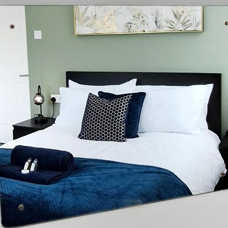 Bright 3 Bed Apartment With Terrace, Free Parking On Premises ワトフォード エクステリア 写真