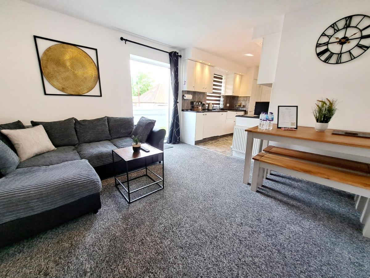 Bright 3 Bed Apartment With Terrace, Free Parking On Premises ワトフォード エクステリア 写真