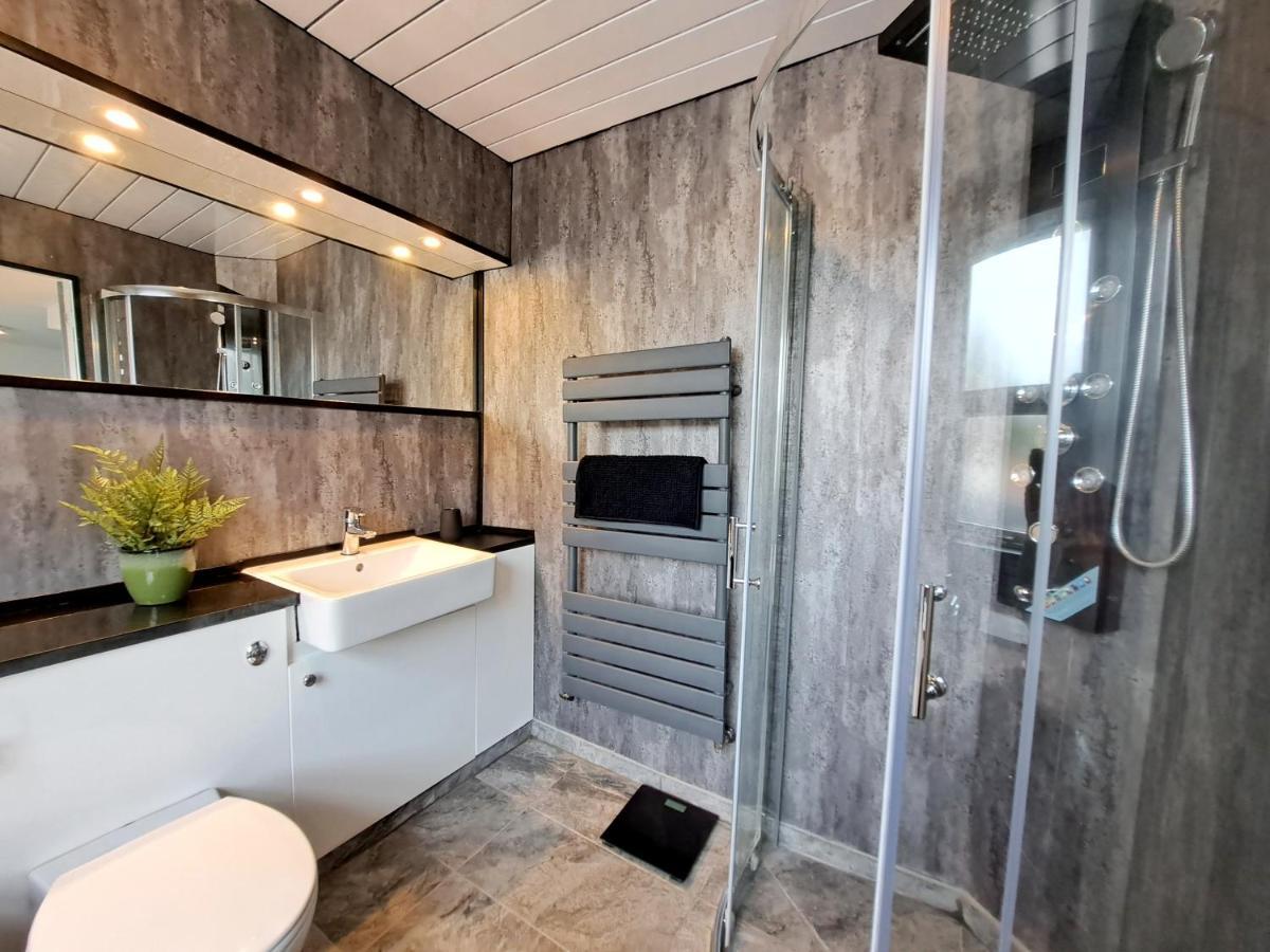 Bright 3 Bed Apartment With Terrace, Free Parking On Premises ワトフォード エクステリア 写真