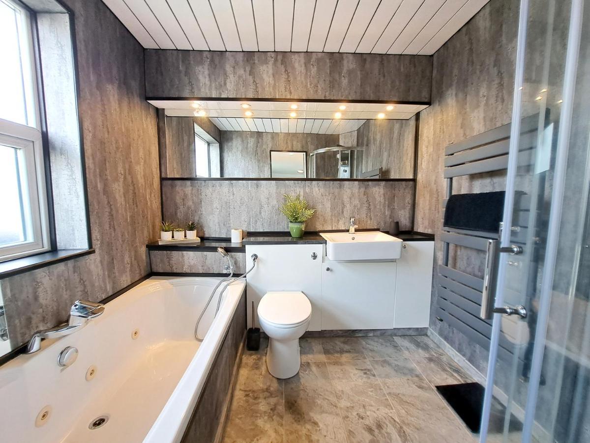 Bright 3 Bed Apartment With Terrace, Free Parking On Premises ワトフォード エクステリア 写真